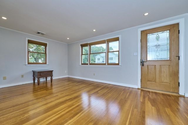 13 Forbes Ave, Burlington, MA 01803