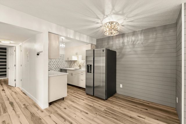 7815 Douglas Avenue 305, Urbandale, IA 50322