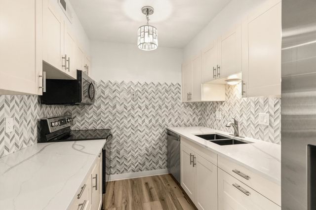 7815 Douglas Avenue 305, Urbandale, IA 50322