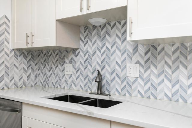 7815 Douglas Avenue 305, Urbandale, IA 50322