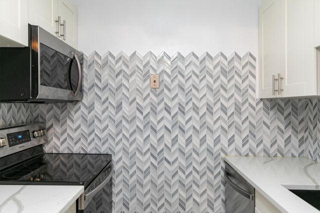 7815 Douglas Avenue 305, Urbandale, IA 50322