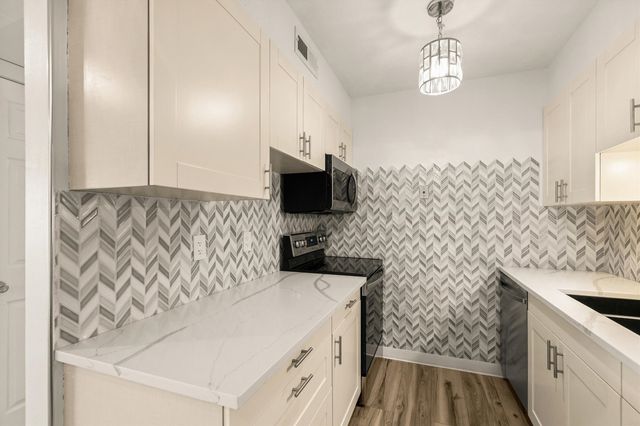 7815 Douglas Avenue 305, Urbandale, IA 50322