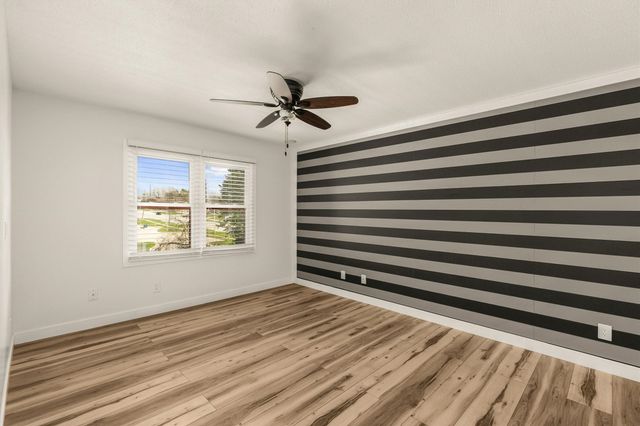 7815 Douglas Avenue 305, Urbandale, IA 50322