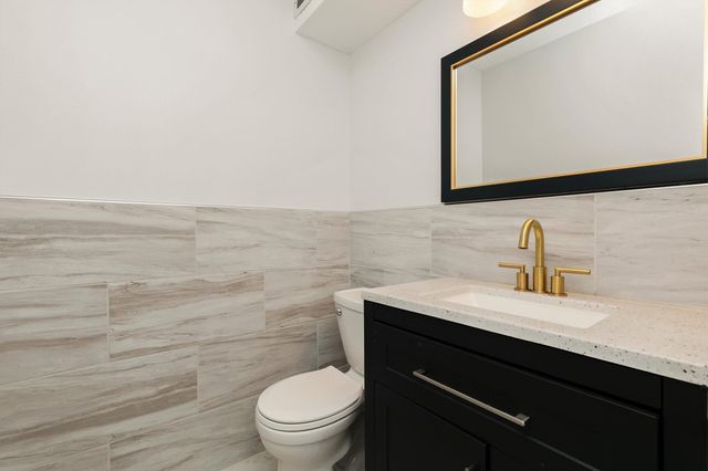 7815 Douglas Avenue 305, Urbandale, IA 50322