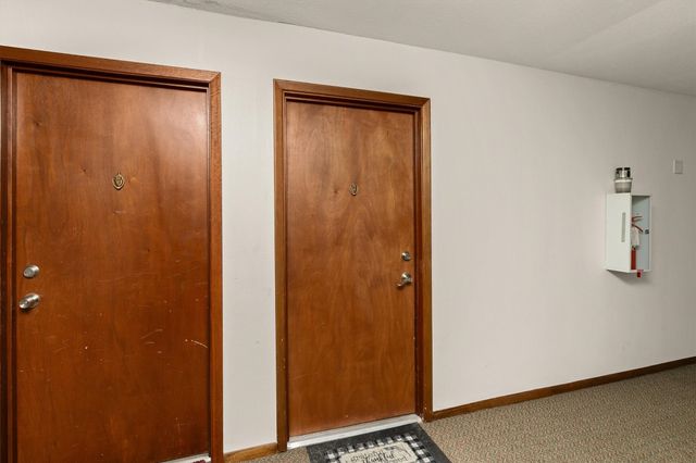 7815 Douglas Avenue 305, Urbandale, IA 50322