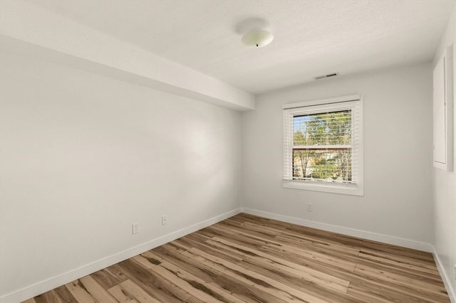 7815 Douglas Avenue 305, Urbandale, IA 50322