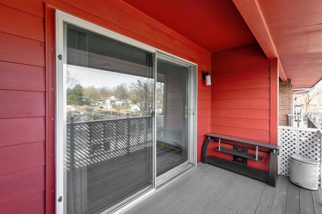 7815 Douglas Avenue 305, Urbandale, IA 50322