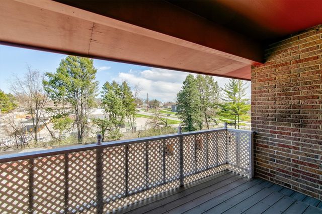 7815 Douglas Avenue 305, Urbandale, IA 50322