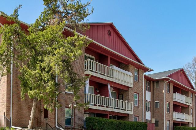 7815 Douglas Avenue 305, Urbandale, IA 50322