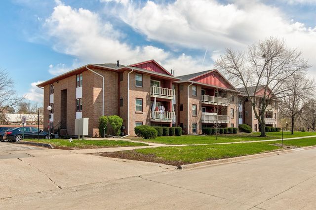 7815 Douglas Avenue 305, Urbandale, IA 50322