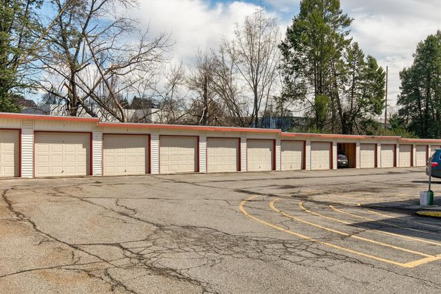 7815 Douglas Avenue 305, Urbandale, IA 50322