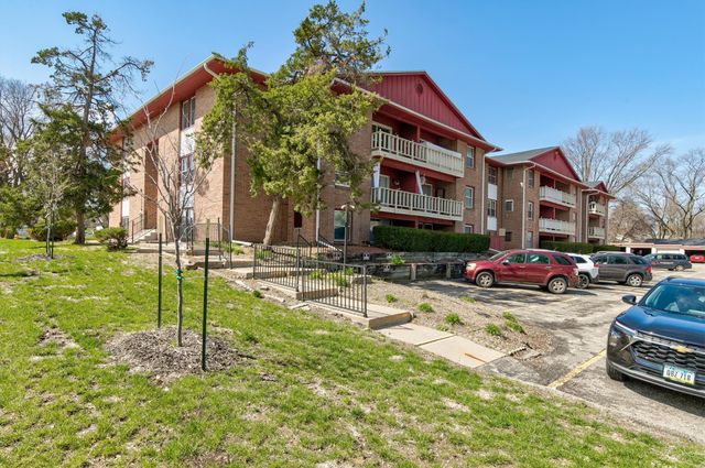 7815 Douglas Avenue 305, Urbandale, IA 50322