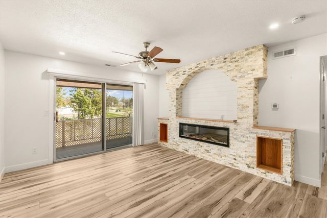 7815 Douglas Avenue 305, Urbandale, IA 50322