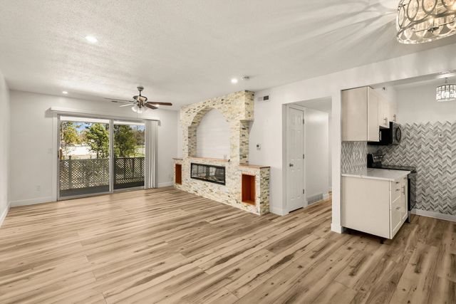 7815 Douglas Avenue 305, Urbandale, IA 50322