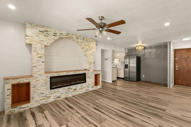 7815 Douglas Avenue 305, Urbandale, IA 50322