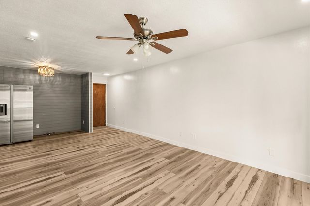 7815 Douglas Avenue 305, Urbandale, IA 50322