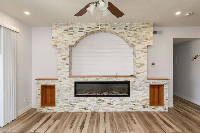 7815 Douglas Avenue 305, Urbandale, IA 50322