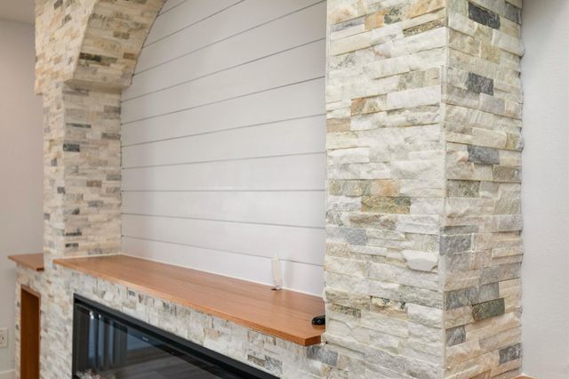 7815 Douglas Avenue 305, Urbandale, IA 50322