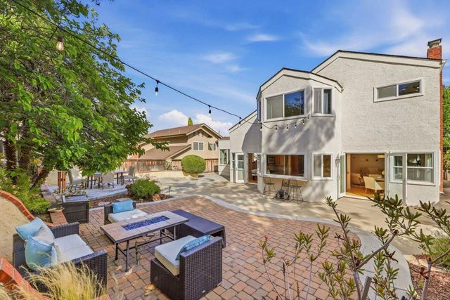 17876 Aguamiel, San Diego, CA 92127