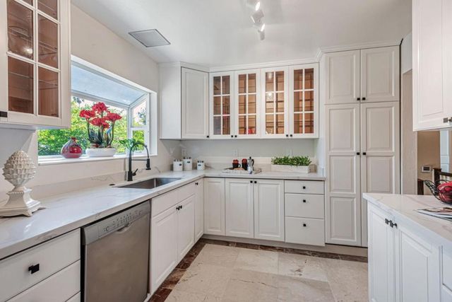 697 Glennan Drive, Redwood City, CA 94061