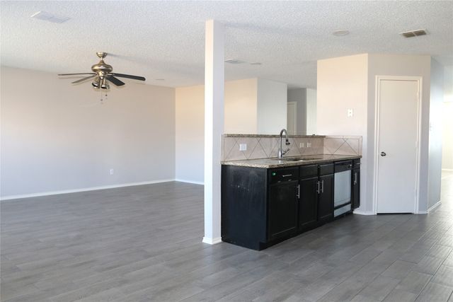 2048 Crosbyton Lane, Grand Prairie, TX 75052