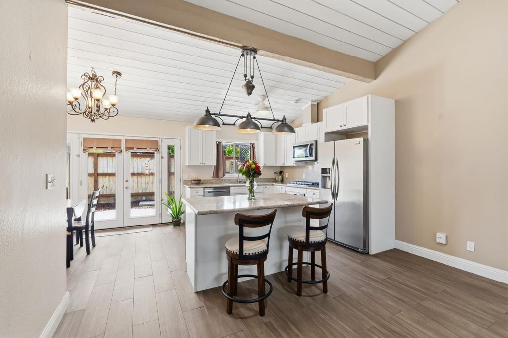 Image 10 of property listing at 5072 N Wishon Avenue APT C, Fresno, CA 93704