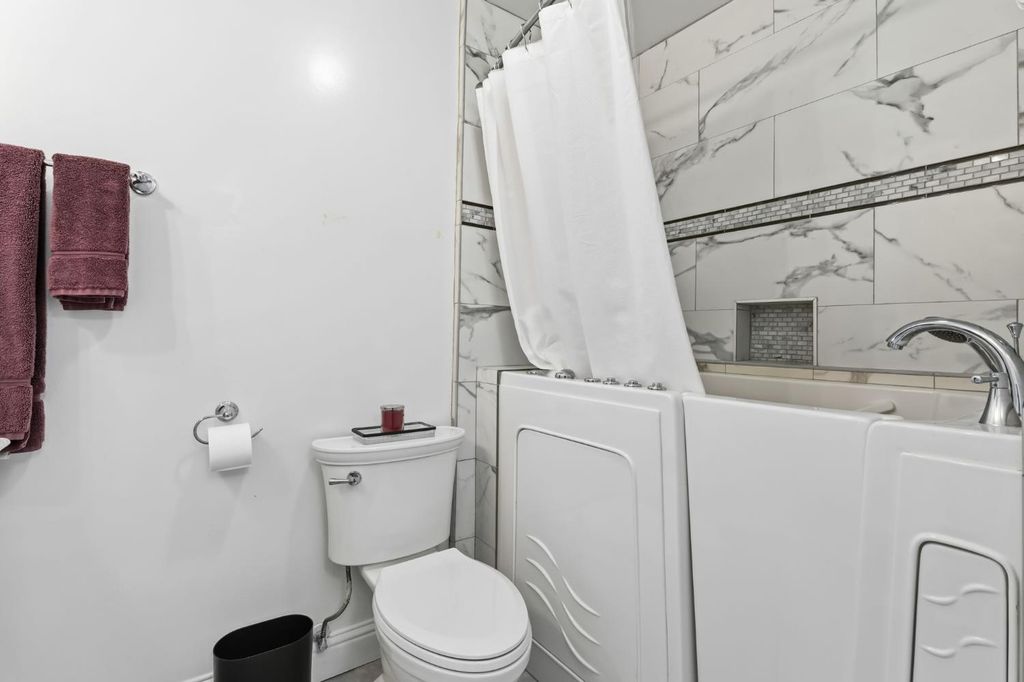 Image 18 of property listing at 5072 N Wishon Avenue APT C, Fresno, CA 93704