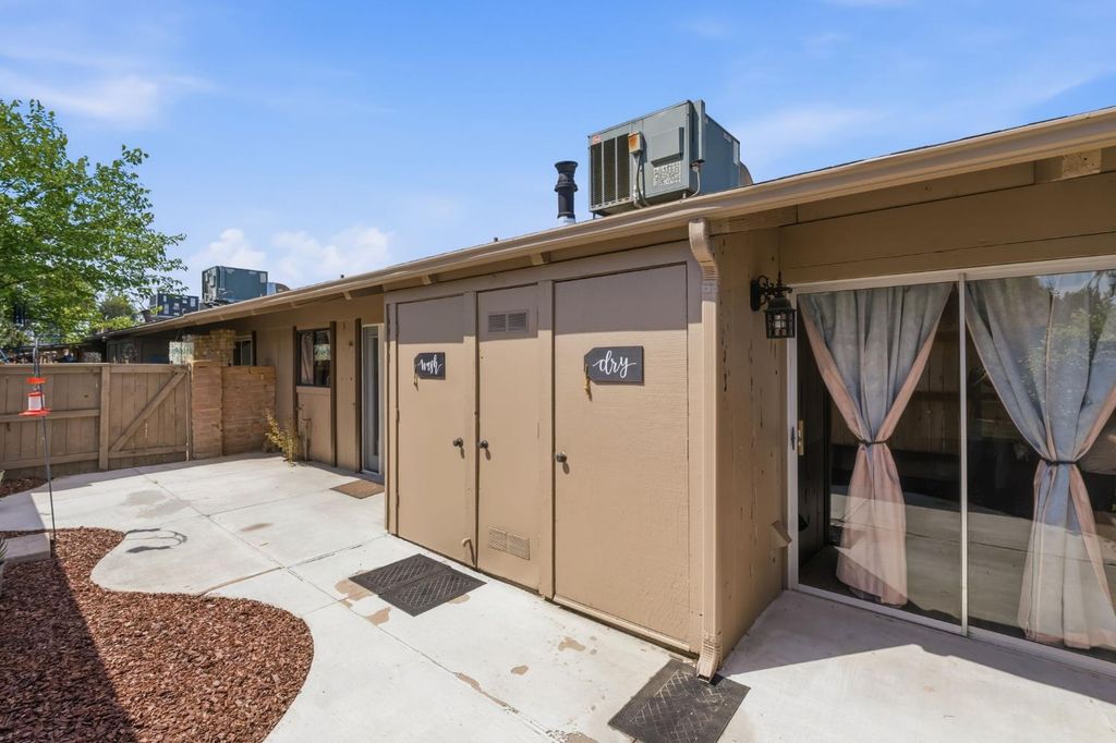 Image 20 of property listing at 5072 N Wishon Avenue APT C, Fresno, CA 93704