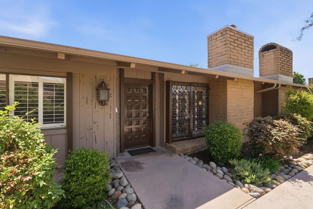 Image 3 of property listing at 5072 N Wishon Avenue APT C, Fresno, CA 93704