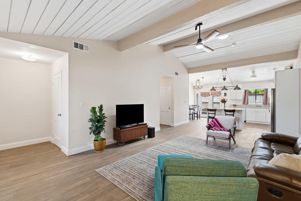Image 4 of property listing at 5072 N Wishon Avenue APT C, Fresno, CA 93704