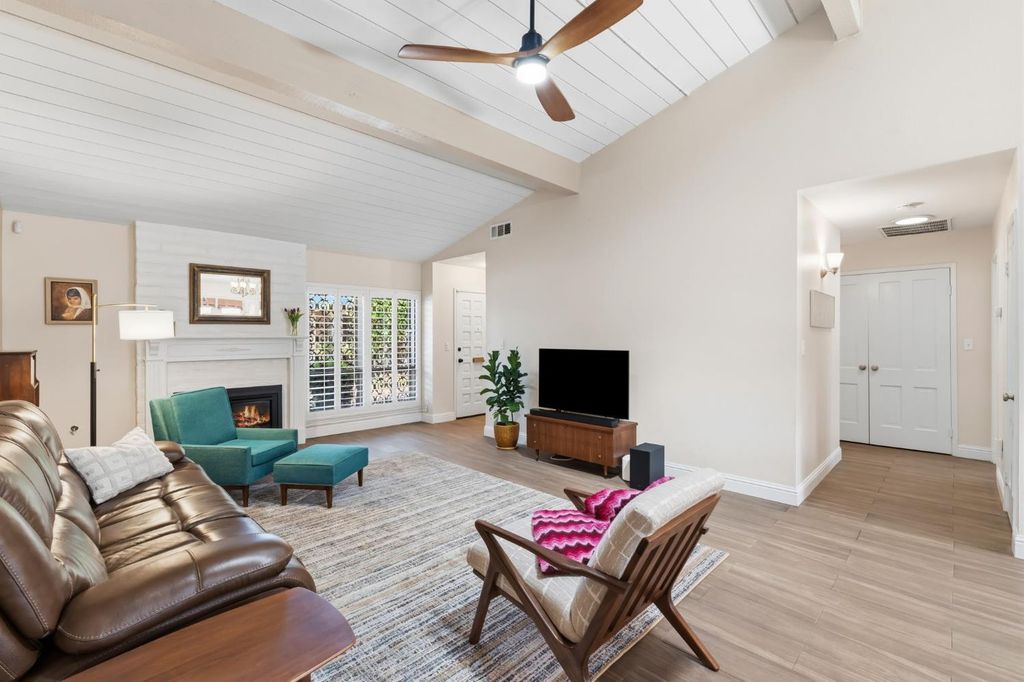 Image 6 of property listing at 5072 N Wishon Avenue APT C, Fresno, CA 93704