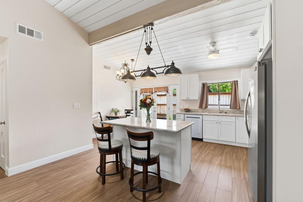 Image 8 of property listing at 5072 N Wishon Avenue APT C, Fresno, CA 93704