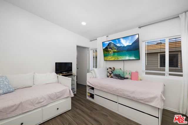 11377 Osborne Place 6, Sylmar (los Angeles), CA 91342