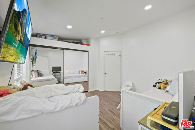 11377 Osborne Place 6, Sylmar (los Angeles), CA 91342