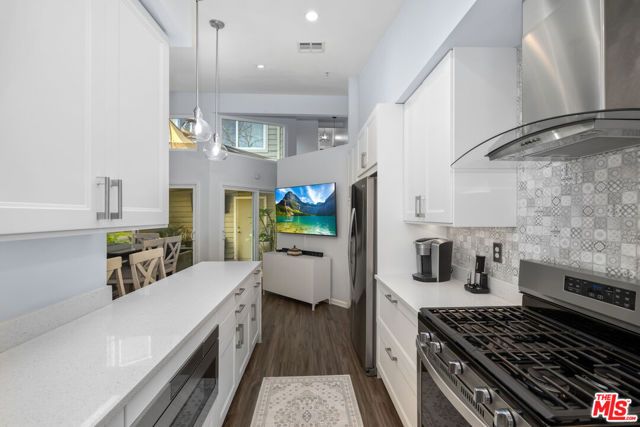 11377 Osborne Place 6, Sylmar (los Angeles), CA 91342