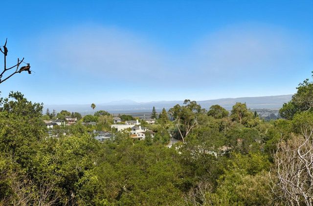 000 Lakeview Way, Redwood City, CA 94062