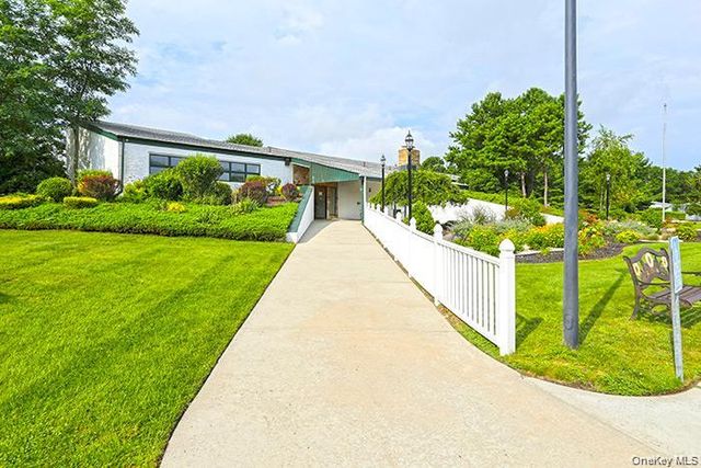 21 Village Circle E, Manorville, NY 11949