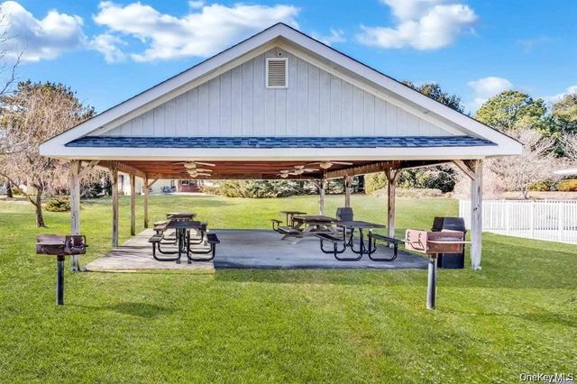 21 Village Circle E, Manorville, NY 11949