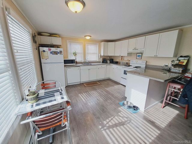 21 Village Circle E, Manorville, NY 11949