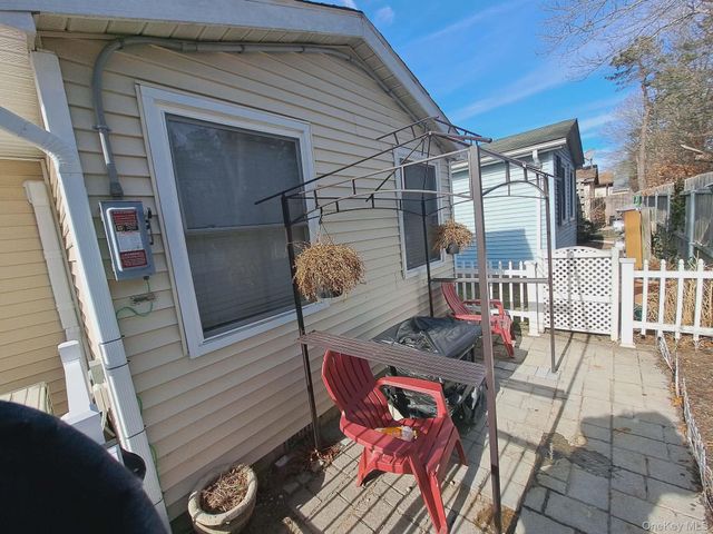 21 Village Circle E, Manorville, NY 11949