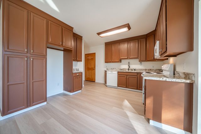 21857 W Elk Trail, Redding, CA 96003