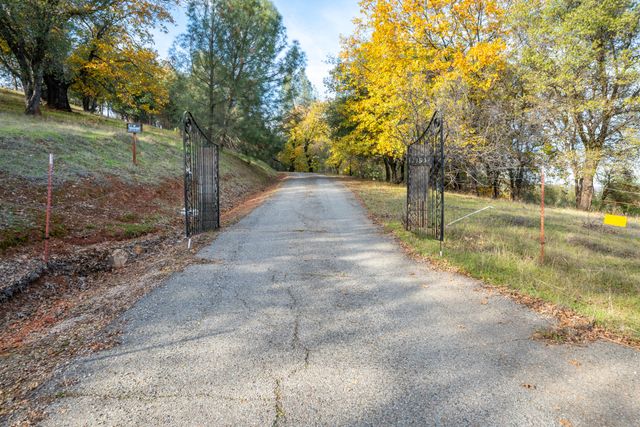 21857 W Elk Trail, Redding, CA 96003