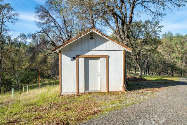 21857 W Elk Trail, Redding, CA 96003