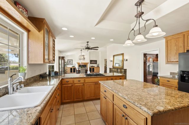 10525 Burned Oak Lane, Escondido, CA 92026