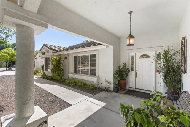 10525 Burned Oak Lane, Escondido, CA 92026