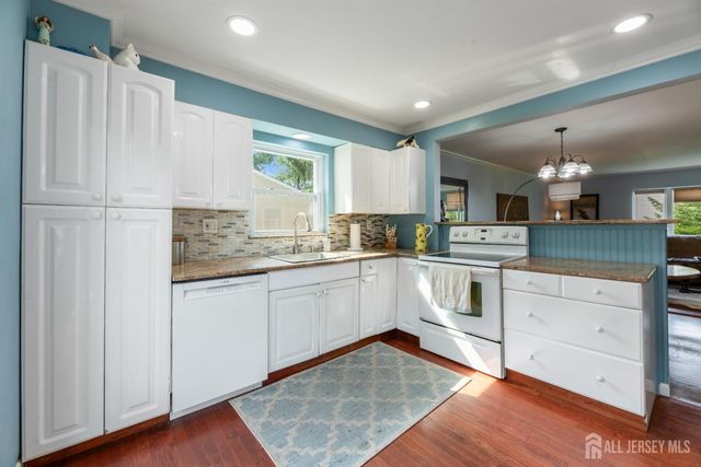 13 Chestnut Street, Farmingdale, NJ 07727