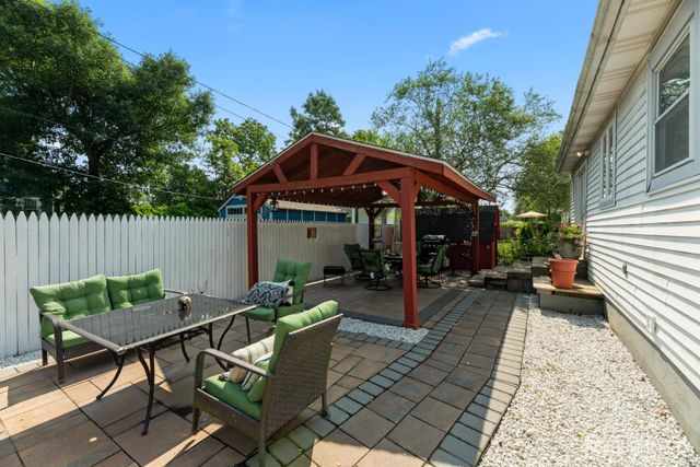 13 Chestnut Street, Farmingdale, NJ 07727