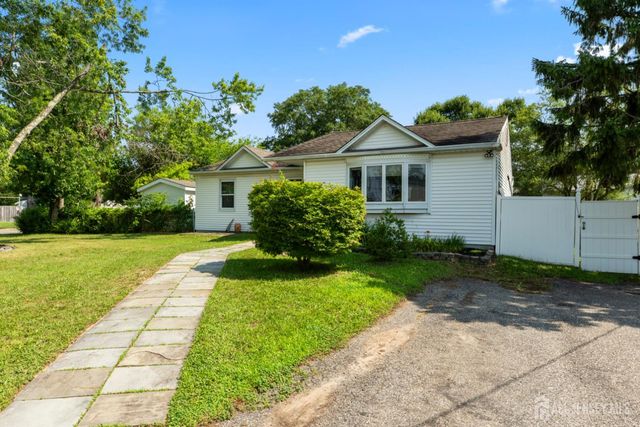 13 Chestnut Street, Farmingdale, NJ 07727