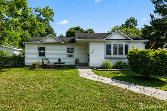 13 Chestnut Street, Farmingdale, NJ 07727