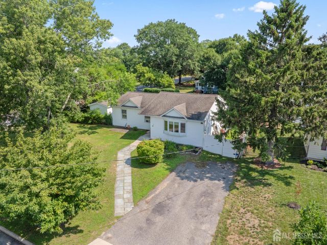 13 Chestnut Street, Farmingdale, NJ 07727